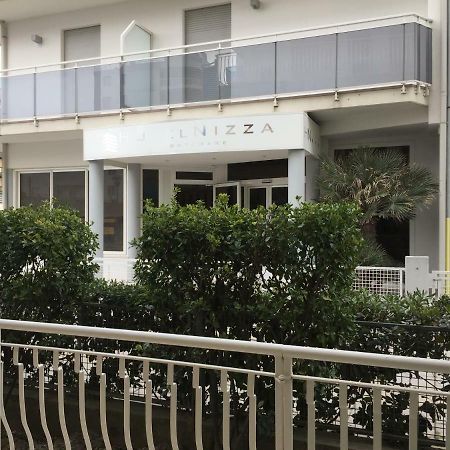 Piccolo Moderno Appartamento Sulla Spiaggia In Centro Lido di Jesolo Luaran gambar