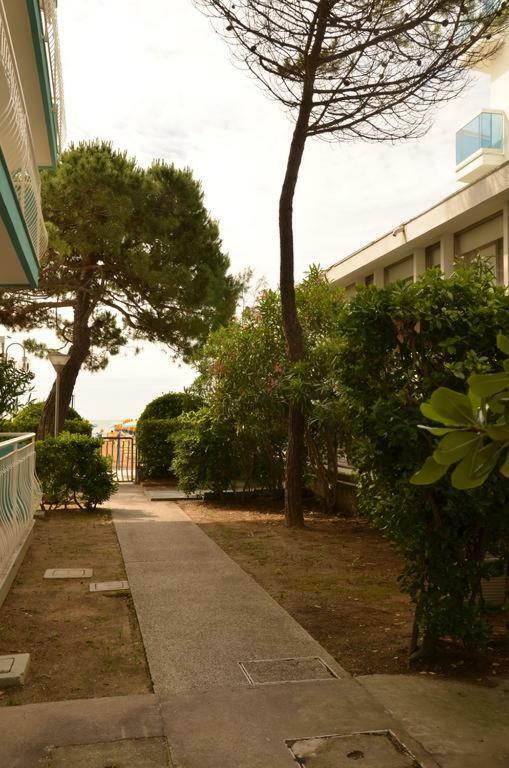Piccolo Moderno Appartamento Sulla Spiaggia In Centro Lido di Jesolo Luaran gambar