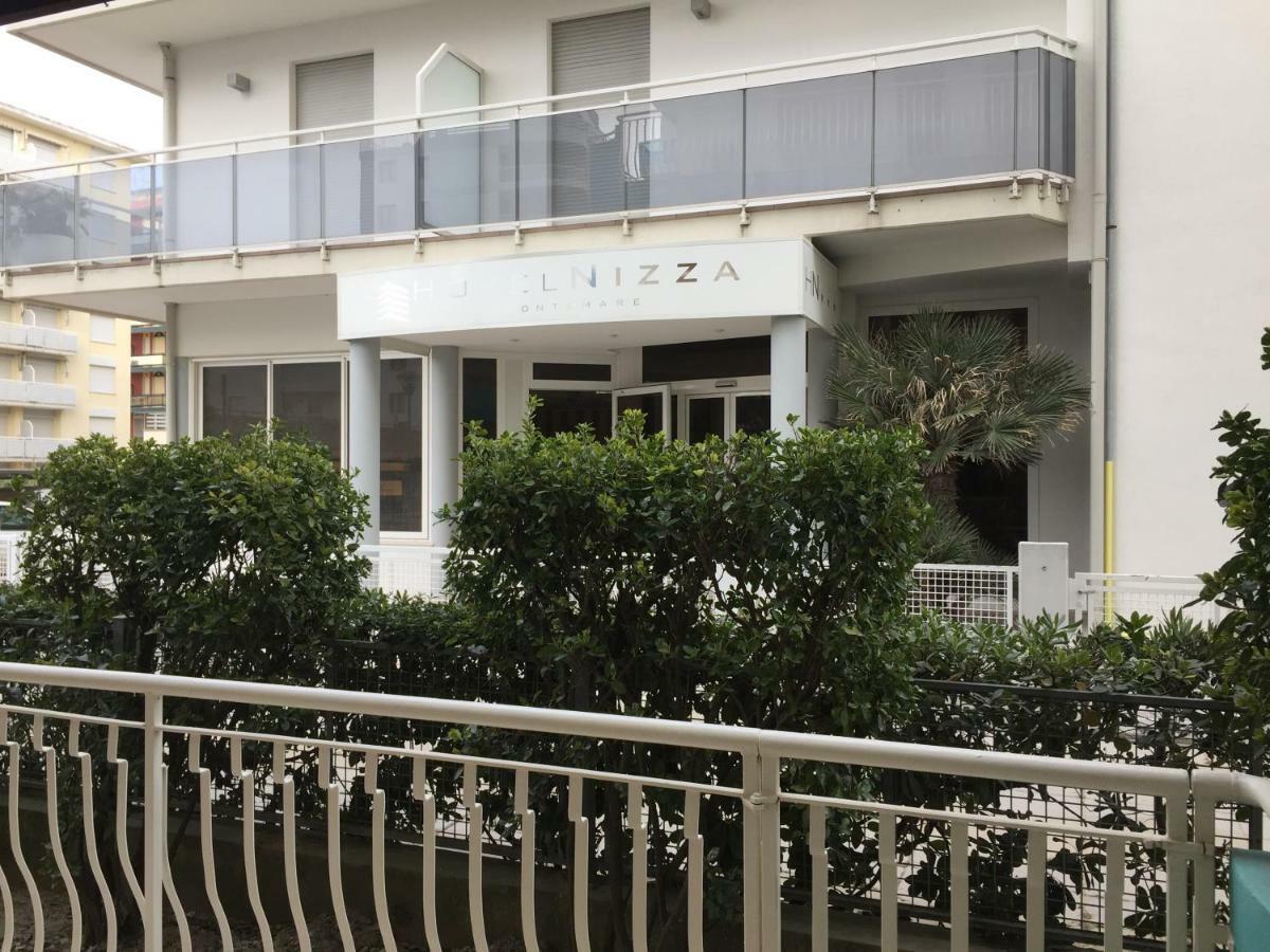 Piccolo Moderno Appartamento Sulla Spiaggia In Centro Lido di Jesolo Luaran gambar